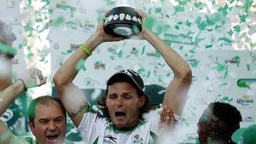 Mexico Distrito Federal a 1 de Junio de 2008. Estadio Corona. Santos vs Cruz Azul en juego de vuelta de la final del torneo clausura 2008 del futbol mexicano.
Fernando Ortiz, en festejo con el trofeo de campeones del Torneo Clausura 2008, Santos Campeon (Foto: Armando Marin/ JAM MEDIA)