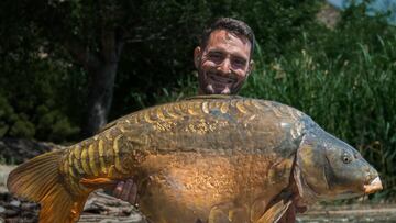 Pesca una carpa de más de 27 kilos en un embalse de Zaragoza: “Es un sueño”