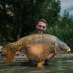 Pesca una carpa de más de 27 kilos en un embalse de Zaragoza: “Es un sueño”
