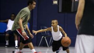 DIFERENCIA. Newman intenta driblar a un compa&ntilde;ero mucho m&aacute;s alto durante un entrenamiento de la &#039;Downey Christian School&#039;.