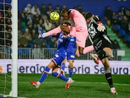 David Soria le quita el balón de cabeza a Ilaix Moriba.