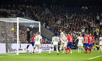 El árbitro del partido, Sánchez Martínez, anula el gol de Stefan Savic por fuera de juego posicional de Saúl Ñíguez y tapar la visión de Andriy Lunin en el momento del remate.