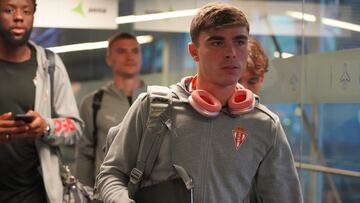 19-10-24. PABLO GARCÍA, KEMBO Y MARAS, AL FONDO, EN EL VIAJE DEL SPORTING.