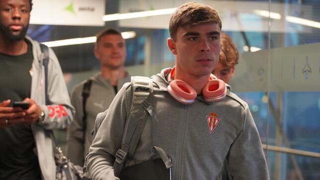 La expedición del Sporting llega a Alicante cerca de la medianoche