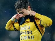 Hugo Bueno, jugador del Wolverhampton, dedicando el gol a su hermano gemelo Hugo, futbolista del Real Valladolid.