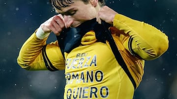 Hugo Bueno, jugador del Wolverhampton, dedicando el gol a su hermano gemelo Hugo, futbolista del Real Valladolid.