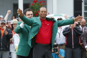 Patrick Reed coloca la chaqueta verde a Tiger Woods