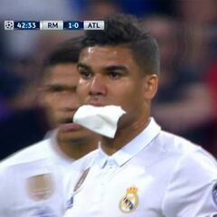 Casemiro tuvo que ser atendido por un golpe de Ramos