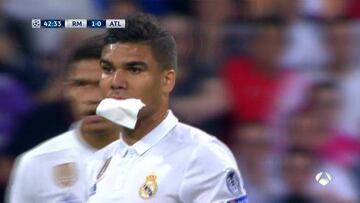 Casemiro tuvo que ser atendido por un golpe de Ramos