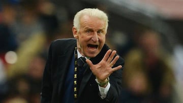 Trapattoni dando indicaciones durante un partido con Irlanda.