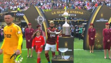 Las c&aacute;maras captaron el momento en el que el delantero de Flamengo toc&oacute; el trofeo cuando los equipos saltaron a la cancha. El gafe no funcion&oacute; esta vez.