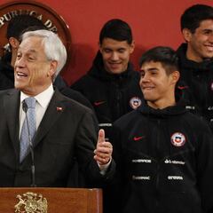 Presidente Piñera prepara anuncio por retorno del fútbol