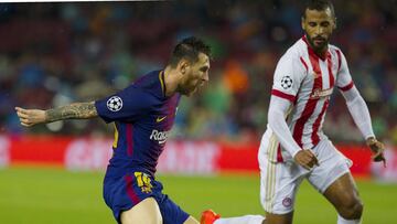 Lionel Messi mientras disputa un balón contra el Olympiacos.