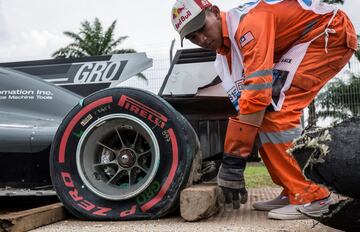 El coche de Romain Grosjean, de la escudería Haas F1, es retirado de la pista por los operarios del circuito de Sepang.