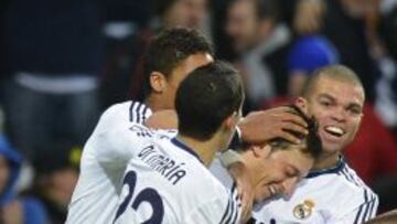 Özil es felicitado por sus compañeros de equipo tras el gol de falta que logró ante el Borussia en el Bernabéu.