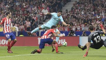 Savic va al cruce en un remate de Luis Suárez delante de Oblak, con Juanfran observando la jugada.