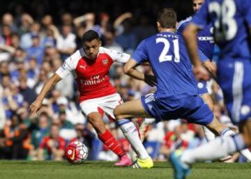 Alexis Sanchez lucha la pelota con Nemanja Matic en Stamford Bridge.