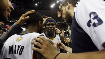 Zach Randolph es felicitado por sus compañeros durante un partido de los Memphis Grizzlies