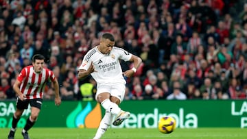 BILBAO, 04/2/2024.- El delantero del Real Madrid Kylliam Mbappé lanza un penalti, durante el partido de LaLiga que Athletic Club y Real Madrid disputan este miércoles en el estadio de San Mamés, en Bilbao. EFE/Luis Tejido