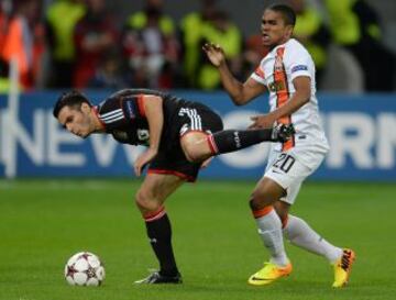 Leverkusen-Shakhtar. Emir Spahic y Douglas Costa.