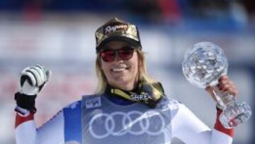 Lara Gut posa con el globo de cristal que le acredita como campeona del mundo en la modalidad de Supergigante despu&eacute;s de la &uacute;ltima prueba en la estaci&oacute;n de Saint-Moritz.