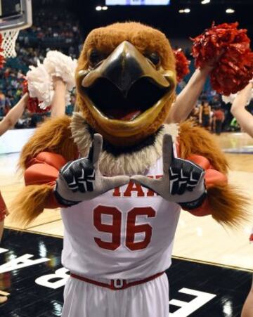 La mascota de los Utah Utes gesticula ante la cámara antes del partido de cuartos de final del torneo universitario de baloncesto contra los USC Trojans, en Las Vegas.