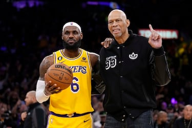 Carlos Vela se rinde ante el histórico LeBron James