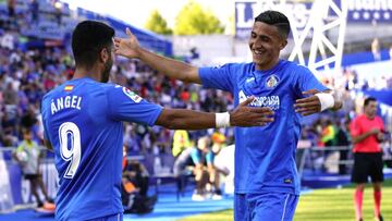El delantero del Getafe Ángel Rodríguez (i) celebra con su compañero Fayçal Fajr (d) su segundo gol marcado ante el Villarreal, el cuarto del conjunto azulón, durante el partido correspondiente a la sexta jornada de LaLiga Santander disputado hoy en el Coliseum Alfonso Pérez. EFE/Víctor Lerena