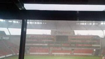 <b>NEVADO.</b> La nieve cae sobre el césped del BayArena.