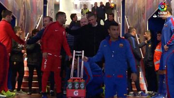 El saludo 'forzado' de Luis Enrique y Douglas en el túnel