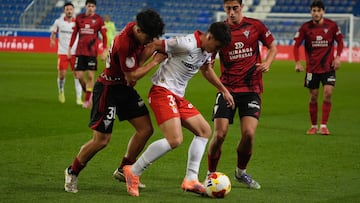 Hodei pugna con un jugador del Sporting por hacerse con el balón.