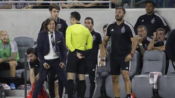 San Jose Earthquakes coach Matias Almeyda, left, argues a call with an official during the first half of the team&#039;s MLS soccer match against Los Angeles FC on Wednesday, Aug. 21, 2019, in Los Angeles. (AP Photo/Marcio Jose Sanchez)
