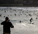 Decenas de surfistas en la playa de Las Canteras