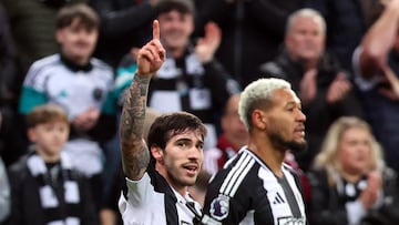 Soccer Football - Premier League - Newcastle United v Brentford - St James' Park, Newcastle, Britain - April 2, 2025 Newcastle United's Sandro Tonali celebrates scoring their second goal Action Images via Reuters/Craig Brough EDITORIAL USE ONLY. NO USE WITH UNAUTHORIZED AUDIO, VIDEO, DATA, FIXTURE LISTS, CLUB/LEAGUE LOGOS OR 'LIVE' SERVICES. ONLINE IN-MATCH USE LIMITED TO 120 IMAGES, NO VIDEO EMULATION. NO USE IN BETTING, GAMES OR SINGLE CLUB/LEAGUE/PLAYER PUBLICATIONS. PLEASE CONTACT YOUR ACCOUNT REPRESENTATIVE FOR FURTHER DETAILS..