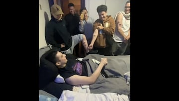 Joven chileno fue diagnosticado con cáncer y sus amigos se hicieron su mismo tatuaje para apoyarlo