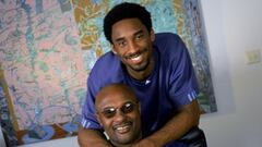 Kobe Bryant, de Los Angeles Lakers, con su padre Joe "Jellybean" Bryant, ex-jugador de la NBA.