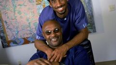 Kobe Bryant, de Los Angeles Lakers, con su padre Joe "Jellybean" Bryant, ex-jugador de la NBA.