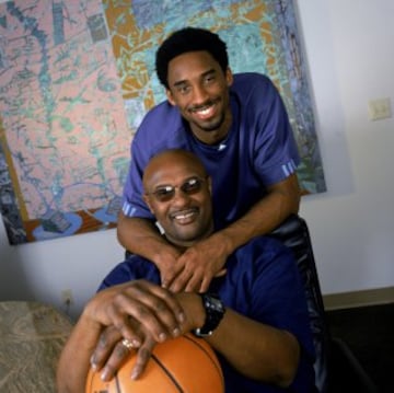 Kobe Bryant, de Los Angeles Lakers, con su padre Joe "Jellybean" Bryant, ex-jugador de la NBA.