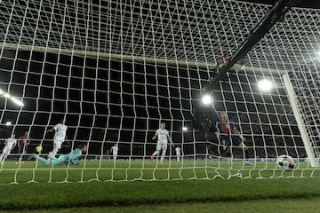 1-0. Pase de Lamine Yamal a Raphinha dentro del área y el brasileño asiste raso, al segundo palo, a Robert Lewnadowski para que marque el primer gol a puerta vacía en el minuto 7 de partido.