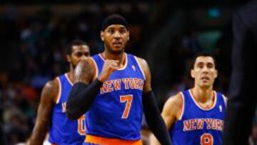 Carmelo Anthony celebra la victoria con sus compañeros.
