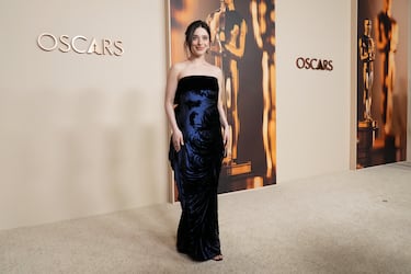 Mikey Madison posa durante la alfombra roja de la recepción de los nominados a los Oscar 2025 en la Academy Museum of Motion Pictures de Los Angeles.