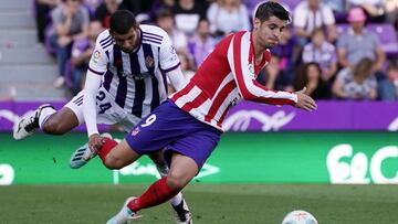 Valladolid&#039;s Spanish defender Joaquin Fernandez (L) vies with Atletico Madrid&#039;s Spanish forward Alvaro Morata during the Spanish league football match between Real Valladolid FC and Club Atletico de Madrid at the Jose Zorilla stadium in Valladol