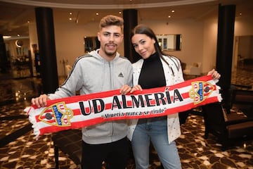 Álex Pozo y Pilar Bogado posan con la bufanda del Almería.