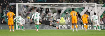 2-1. Isco, desde los once metros, lanza con su pierna derecha a la izquierda de Thibaut Courtois superando la estirada del portero belga.