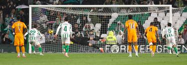 2-1. Isco, desde los once metros, lanza con su pierna derecha a la izquierda de Thibaut Courtois superando la estirada del portero belga.