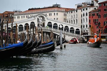 Un gran número de turistas y curiosos se congregaron en torno al Gran Canal de Venecia para presenciar la Regata Histórica anual de góndolas y 
 embarcaciones, que tiene lugar en la ciudad italiana. Se trata de uno de los
acontecimientos más antiguos que se celebran en la laguna, ya que su origen se remonta, al menos, al siglo XIII.