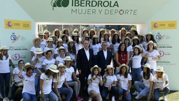 Foto de familia de la renovaci&oacute;n del acuerdo entre Iberdrola y el CSD para seguir con la promoci&oacute;n del programa &#039;Universo Mujer&#039;.