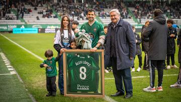 ?lex Lpez, junto a su familia y al presidente del Racing de Ferrol.