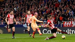 Antoine Griezmann marca el 1-0 para el Atlético de Madrid. 