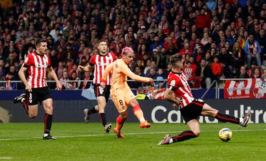 Antoine Griezmann marca el 1-0 para el Atlético de Madrid. 